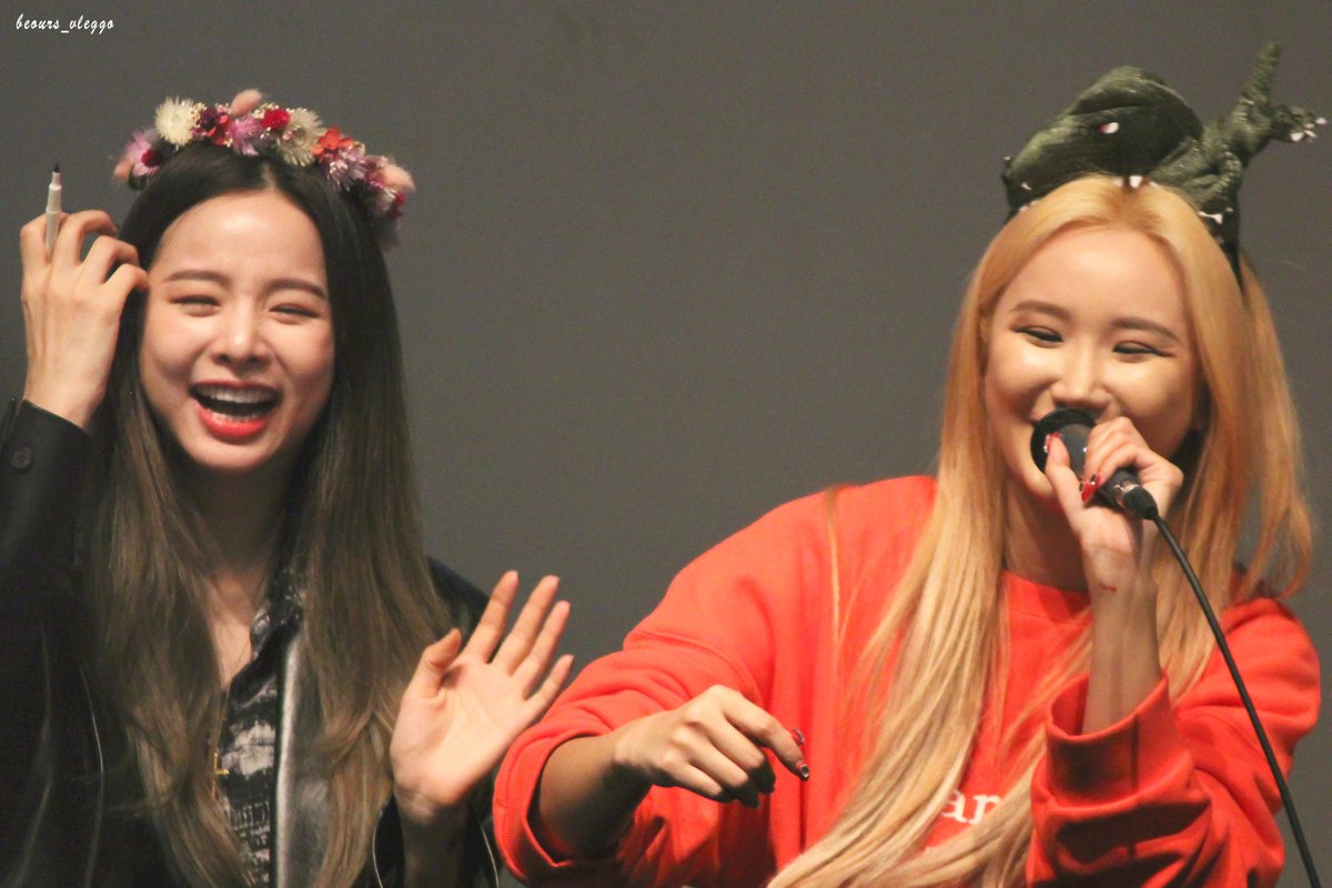 beours_vleggo's tweet photo. 181202 I LOVE YOU 신촌팬싸인회 

"막내언니들" 보고 싶다

#EXID #솔지 #Solji #엘리 #LE @ahn__ellybaby https://t.co/DULwXrFsMX
