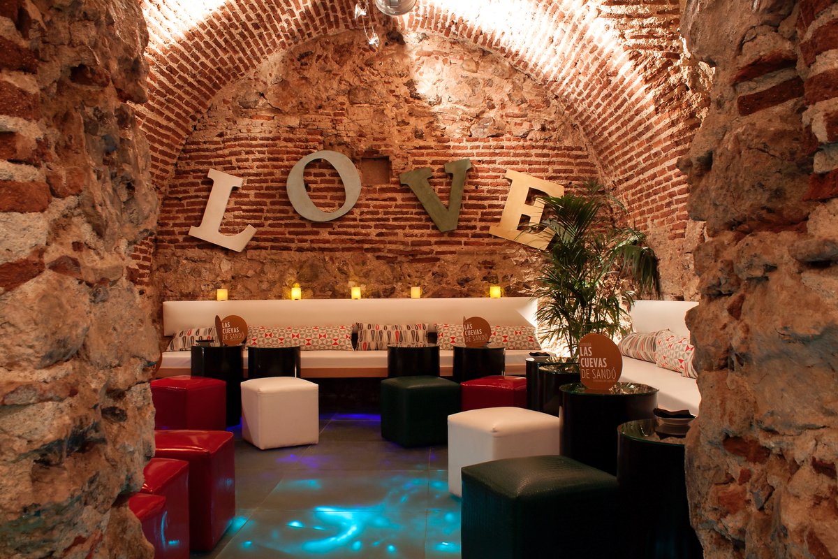 CuevasdeSando's tweet photo. Para terminar el jueves, o para inaugurar el fin de semana, ven a Las Cuevas de Sandó a disfrutar de un delicioso #cocktail en las profundidades de #Madrid. https://t.co/oHQU6vYLJQ