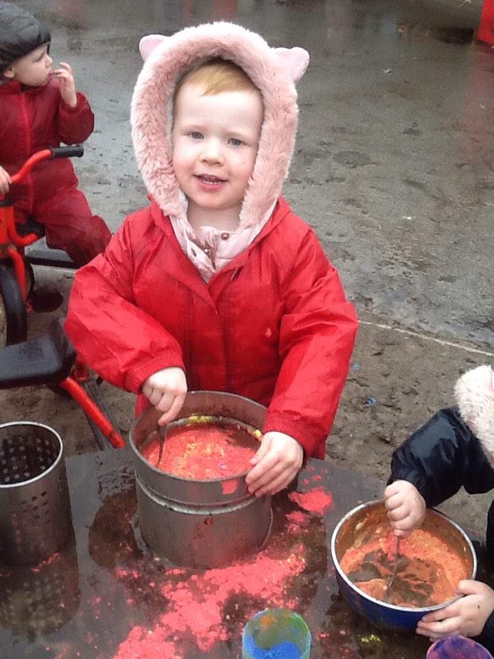 Ashbridge2to3's tweet photo. "Come and get your ice cream!" The children in 2-3s have been exploring colours in the garden this morning. @ashbridgeschool @NDNAtalk #alwwayslearning https://t.co/QXMzpsgVG3