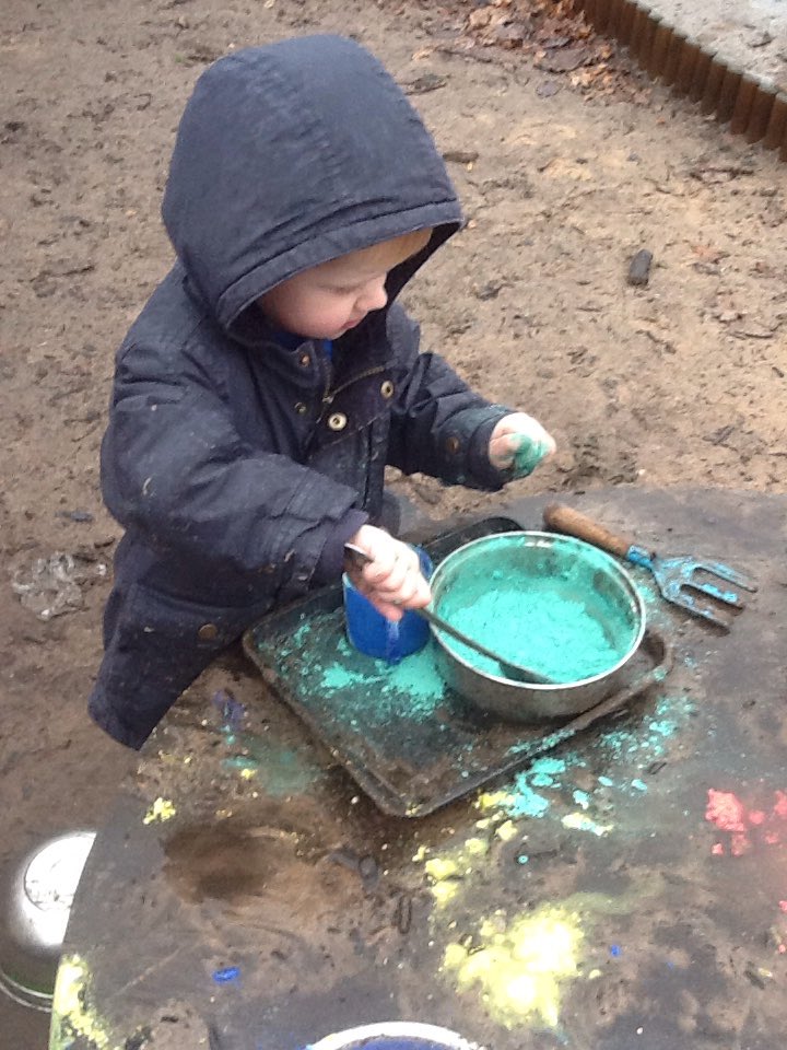 Ashbridge2to3's tweet photo. "Come and get your ice cream!" The children in 2-3s have been exploring colours in the garden this morning. @ashbridgeschool @NDNAtalk #alwwayslearning https://t.co/QXMzpsgVG3
