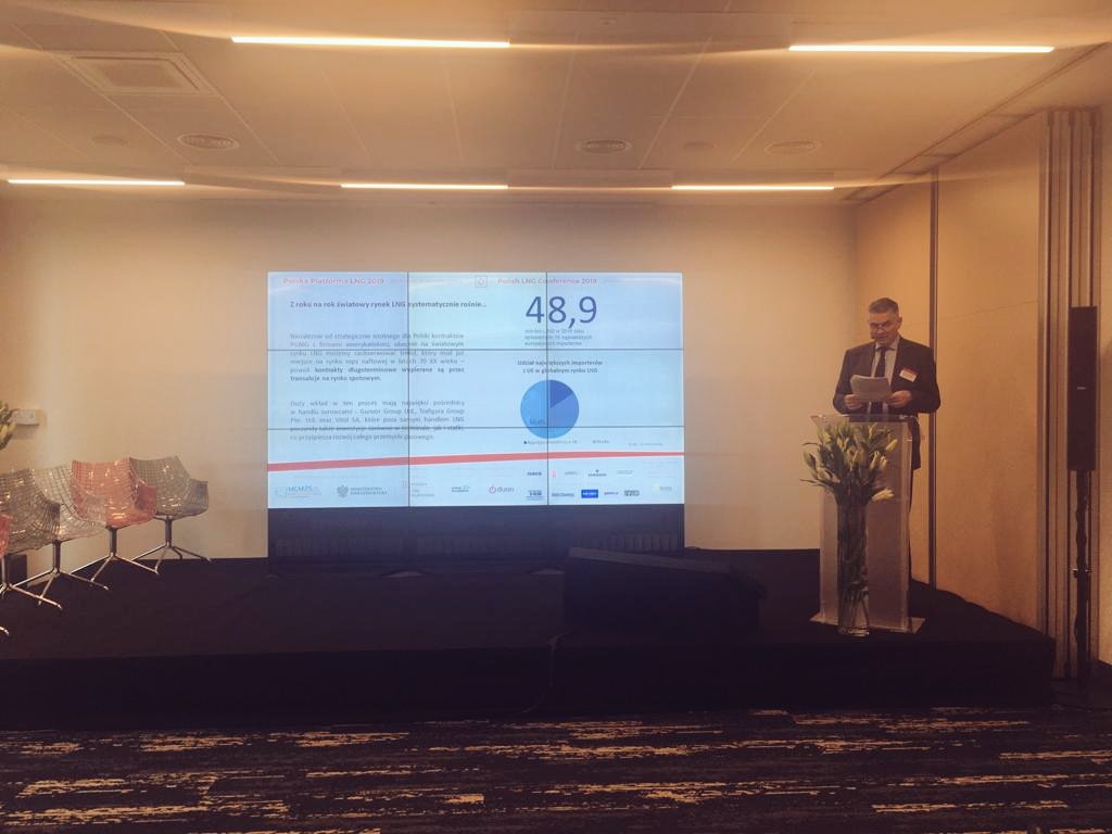 PZM_Polsteam's tweet photo. Tomasz Pietruszewski #GrupaPŻM podczas #PolishLNGConference: Na 🗺 rynku LNG obserwujemy trend wypierania kontraktów długoterminowych przez transakcje spot. Jednym z głównych powodów  jest wzrost globalnej podaży gazu.W efekcie↗️liczba terminali LNG oraz popyt na sam jego przewóz https://t.co/0EJ7HOgOF5
