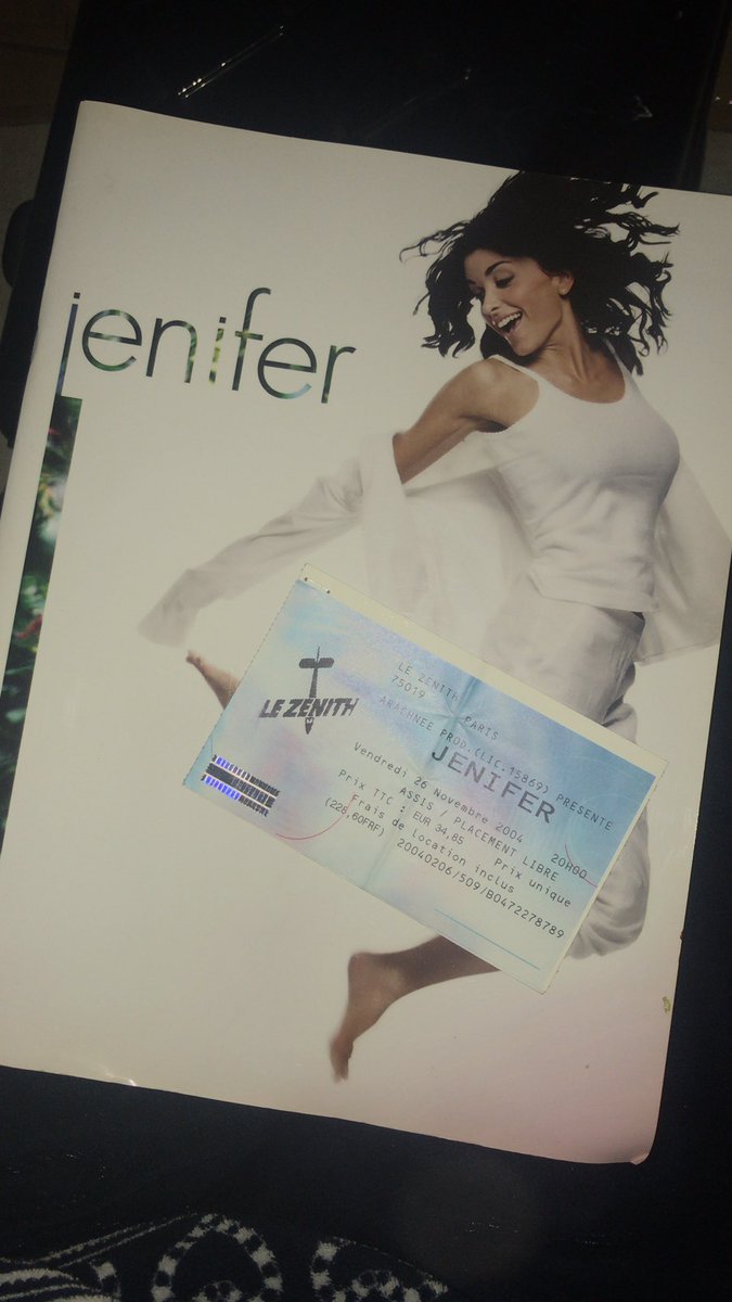 _Marine__'s tweet photo. Quand tu fais des découvertes en ré-ouvrant des cartons 😍@JeniferOfficiel #Backto2004 #Jenifer https://t.co/bq586nbOfS