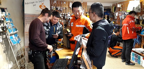 Des Chinois à la boutique de Cévennes Evasion !
Des pompiers Chinois à Florac pour une formation avec le GRIMP (groupe intervention Milieu Périlleux) sont passés à notre boutique acheter du matériel technique.