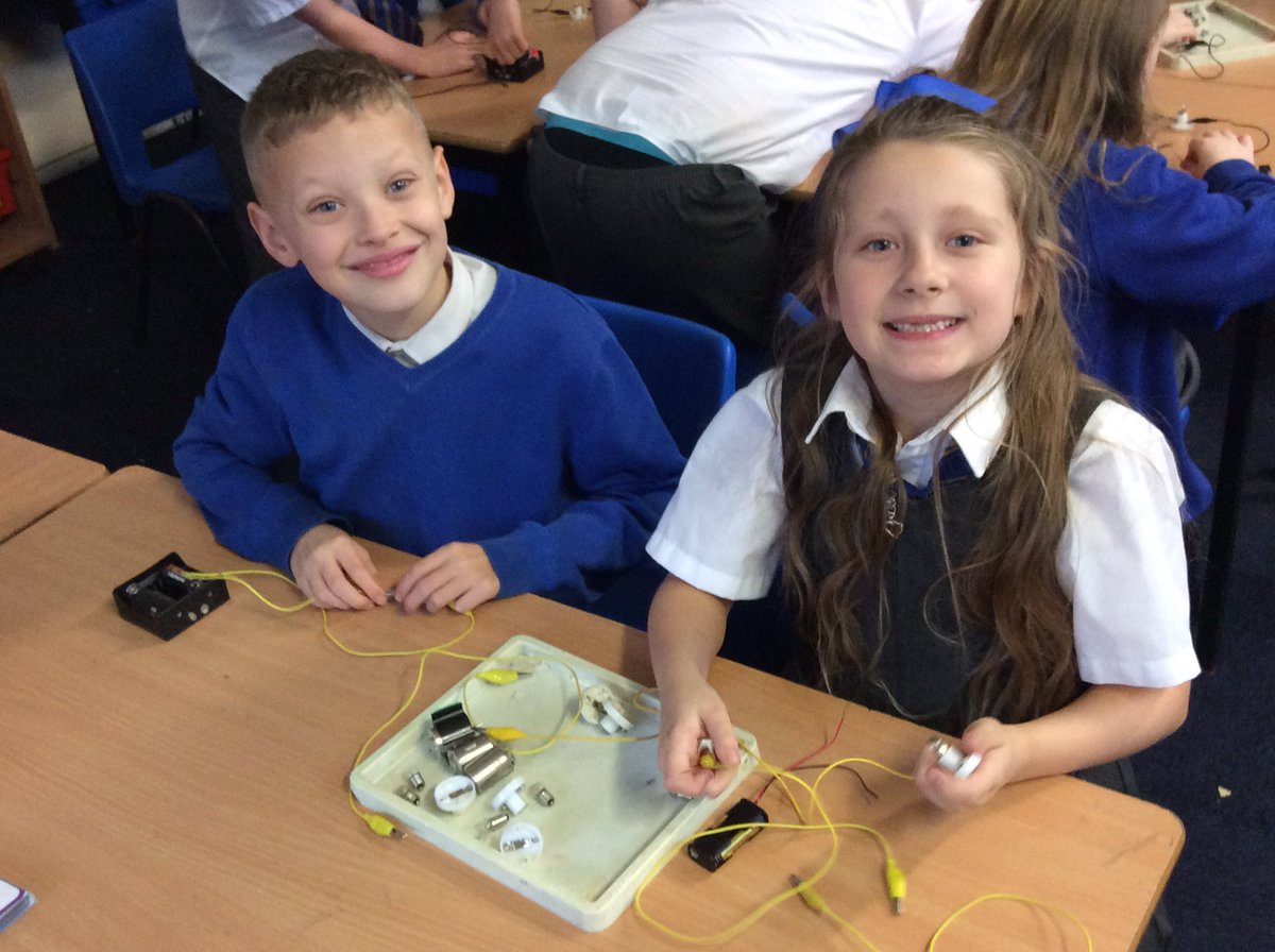 Parkfield's tweet image. Today in #science, #Y3 have #experimented with #electrical #components. We made complete #circuits, incomplete circuits that our partner had to correct and #investigated what happened when we used more than one bulb 💡🔋🔌
