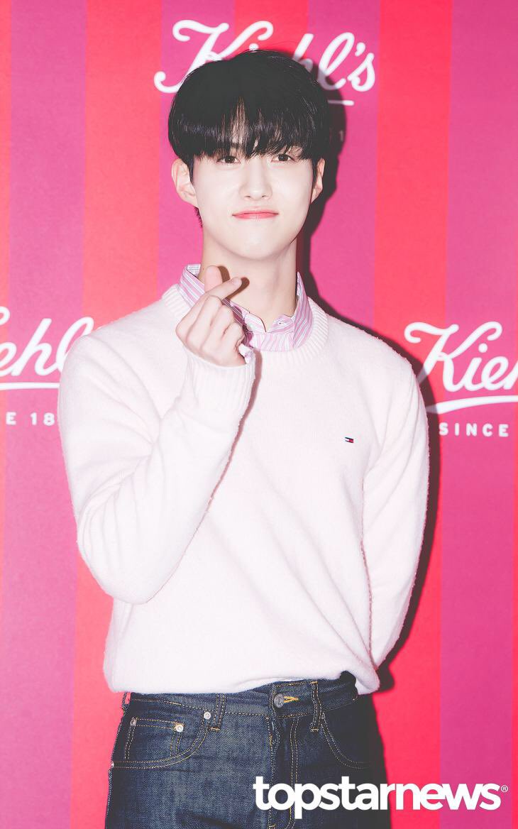 prdshhdef's tweet photo. [Press] 191127 Yeoone at New York Cosmetics Kiehl’s Event 

 Mini heart 💓👦🏻

#ยอวอน #여원 #ヨウォン #YEOONE 
#เพนทากอน #펜타곤 #PENTAGON #ペンタゴン @CUBE_PTG https://t.co/cwOP0kzQDj