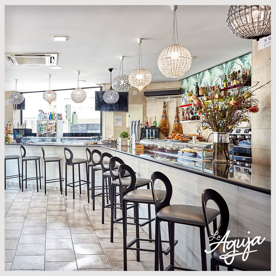 El juernes significa felicidad y más si sabes que después de trabajar, terminarás de cañas con nosotros.🍻
#LaAguja #LasTablas

➡️bit.ly/LaAgujaRest