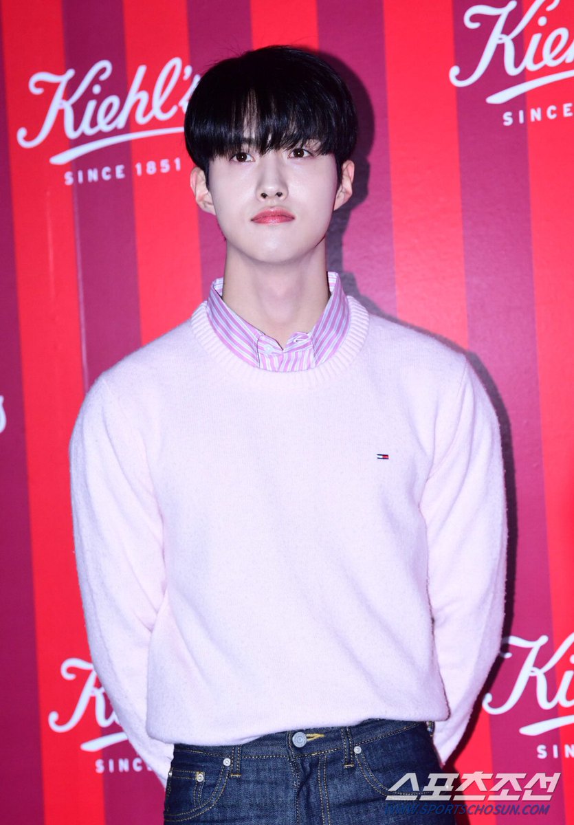 prdshhdef's tweet photo. [Press] 191127 Yeoone at New York Cosmetics Kiehl’s Event 

 Pink Boy 💓👦🏻

#ยอวอน #여원 #ヨウォン #YEOONE 
#เพนทากอน #펜타곤  #PENTAGON  #ペンタゴン @CUBE_PTG https://t.co/13WQaJ6Wy5