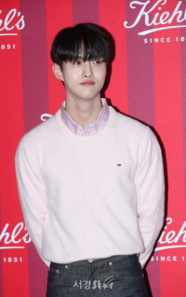 prdshhdef's tweet photo. [Press] 191127 Yeoone at New York Cosmetics Kiehl’s Event 

 Pink Boy 💓👦🏻

#ยอวอน #여원 #ヨウォン #YEOONE 
#เพนทากอน #펜타곤  #PENTAGON  #ペンタゴン @CUBE_PTG https://t.co/13WQaJ6Wy5