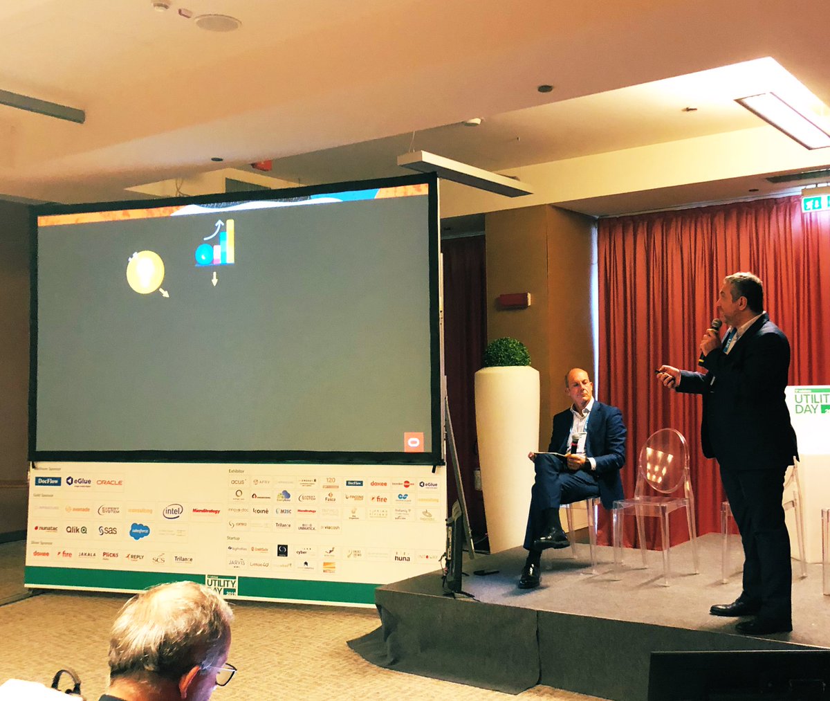 Antobng82's tweet photo. A #utilityday Vincenzo Tricoci spiega come gli strumenti di #ArtificialIntelligence e #MachineLearning di @OracleItalia permettano una visione olistica dei dati allo scopo di ottimizzare utilizzo dell’energia https://t.co/FdOK5ro0Ic