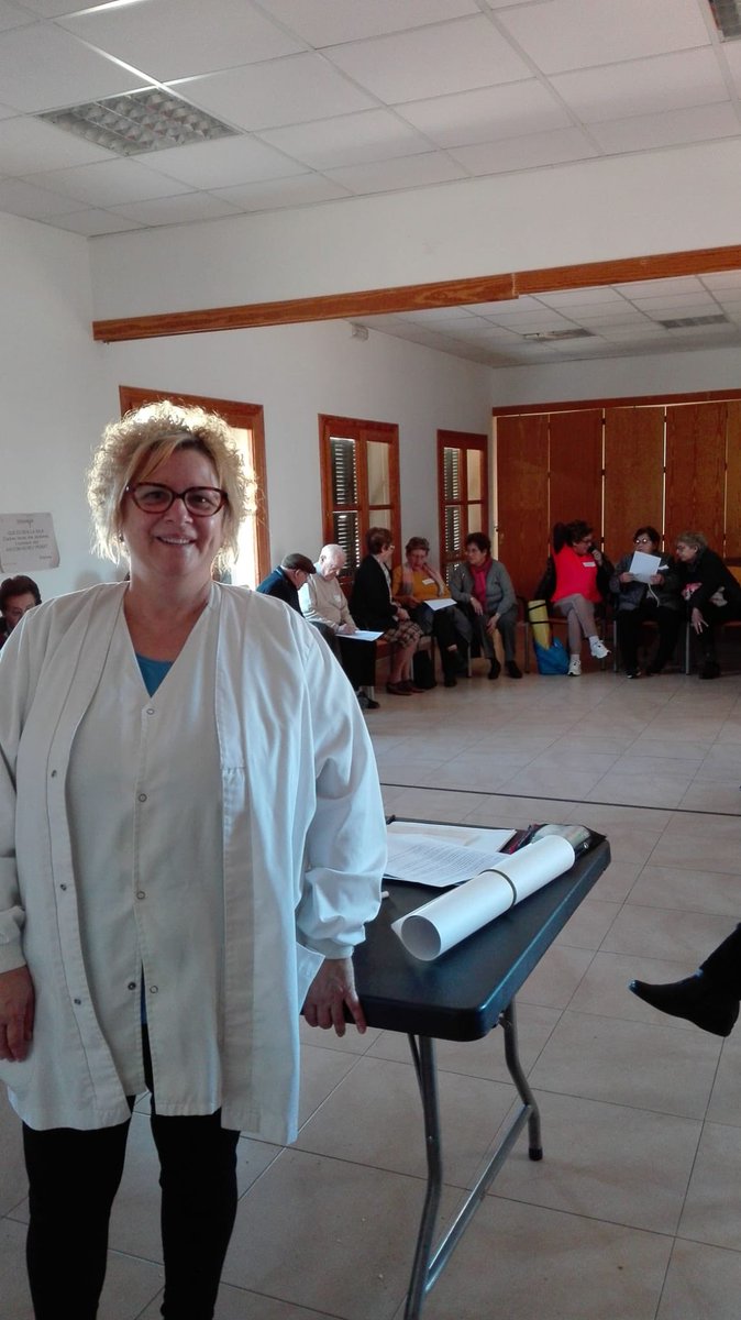 CSSaPobla's tweet photo. Ens encanta sortir a la comunitat! 🏘 Per això, avui na Rafaela (auxiliar d'Infermeria) i n'Ana (farmacèutica) han fet una xerrada 🗣 molt interessant a un grup de gent gran del poble! 👵🏼👨🏽‍🦳 #DivulgaSalut #APalteucostat https://t.co/egaaTDVHqd