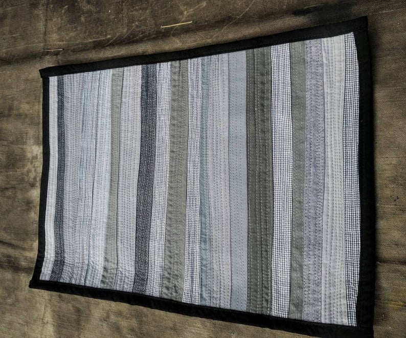 Many Shades of Grey Wall Quilt. Miniature Art, Working in Greys.

etsy.com/il-en/listing/…

#buyremade #landscapeart #landscapequilt #greypatchwork #grey #wallart  #quiltart #teamwerecreate #PriganArt