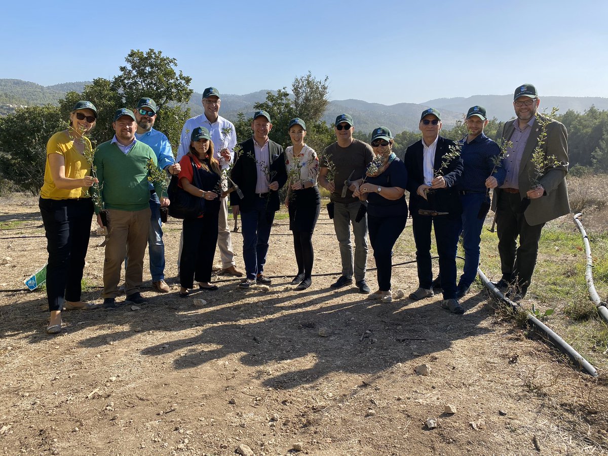 claasrohmeyer's tweet photo. Einen Baum in #Israel gepflanzt ✔️
Unser Besuch geht heute leider schon zu Ende. Unglaublich viele Eindrücke und Informationen. Danke dafür @ElnetD #ILFK19 https://t.co/3SYDOXQHna