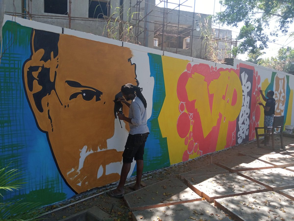 9jARTitude's tweet photo. @iamtobioke was @theventurespark where he stroked to brush completion this graffiti on a part of the facility's wall. The story here is Africa meets innovation, represented by Steve Jobs and Fela. Shout out to @ebiombu
@manlikechad @serr_ify @Miss_RJ_ y'all made this work. https://t.co/0ivpVXY1Pi