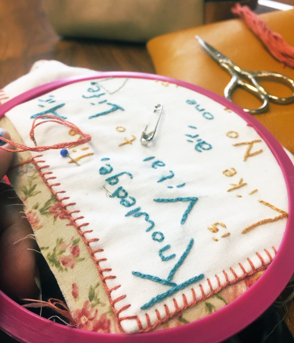 MagpieAndThread's tweet photo. Working on a piece for @yassjessie upcoming exhibition at @UmbrellaFair pavilion in #Northampton.
The art of #GentleProtest, from Bayeur Tapestry to Trade Union Banners, #Craftivism is not a modern phenomenon.
Local icon #AlanMoore quotation, embroidery &amp; appliqué.
#NorthantsHour https://t.co/cI8QXuE3pI