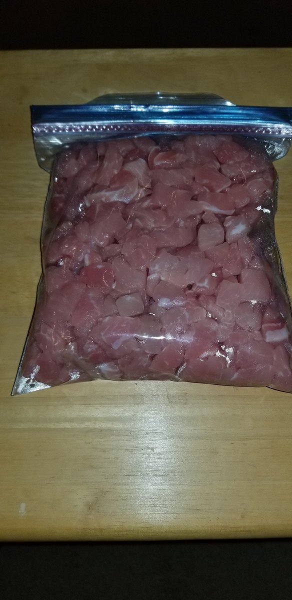 Cut up carne while pods are boiling