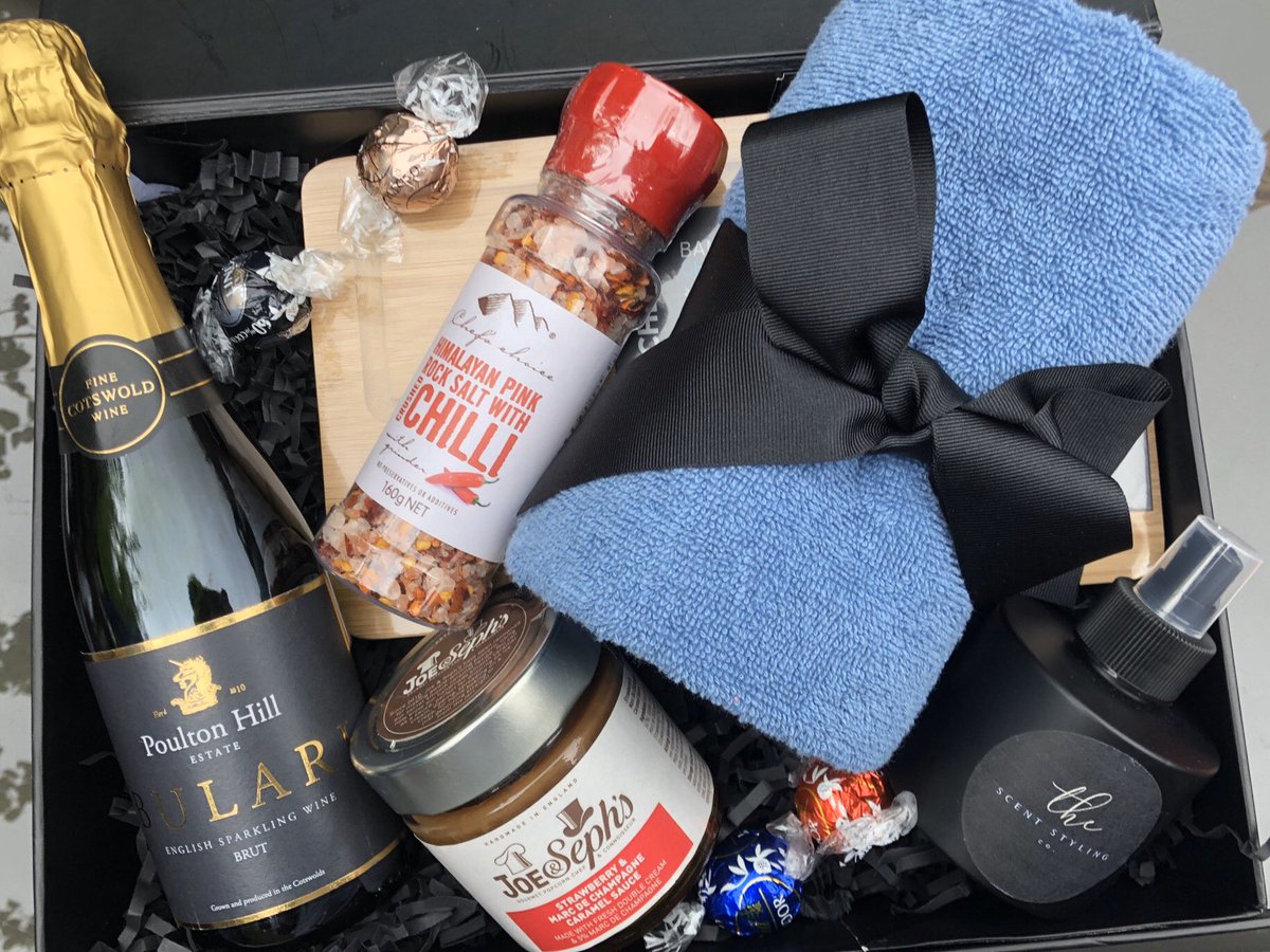 PoultonVineyard's tweet image. Check out these fantastic product shots @byruegifts which include our multi medal winning Bulari 2016 37.5cl &amp;amp; limited edition Sloe de Vie 10cl #thinklocaldrinklocal #cotswolds #englishwine #christmasgifts