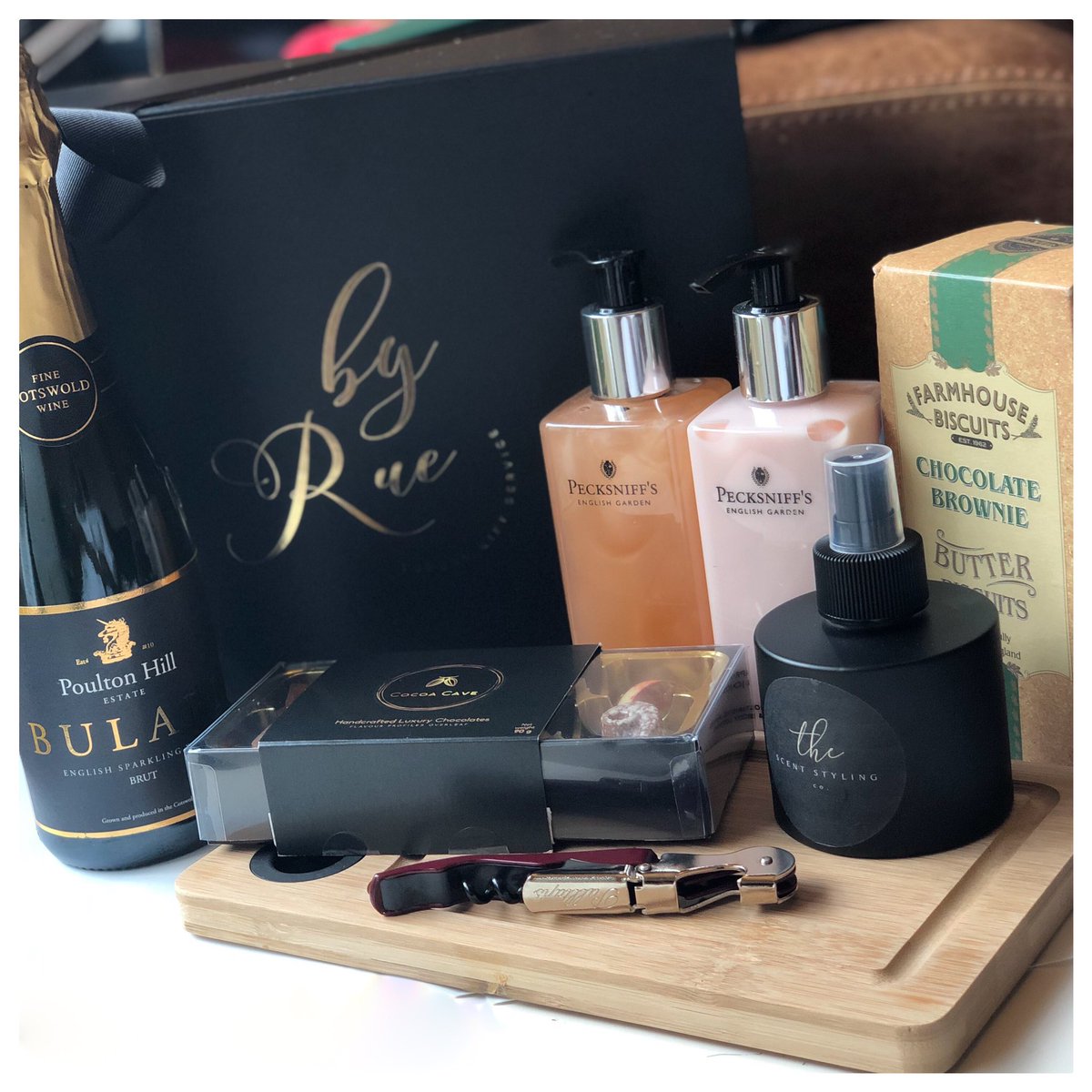 PoultonVineyard's tweet image. Check out these fantastic product shots @byruegifts which include our multi medal winning Bulari 2016 37.5cl &amp;amp; limited edition Sloe de Vie 10cl #thinklocaldrinklocal #cotswolds #englishwine #christmasgifts