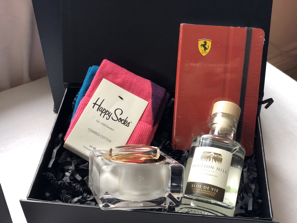 PoultonVineyard's tweet image. Check out these fantastic product shots @byruegifts which include our multi medal winning Bulari 2016 37.5cl &amp;amp; limited edition Sloe de Vie 10cl #thinklocaldrinklocal #cotswolds #englishwine #christmasgifts