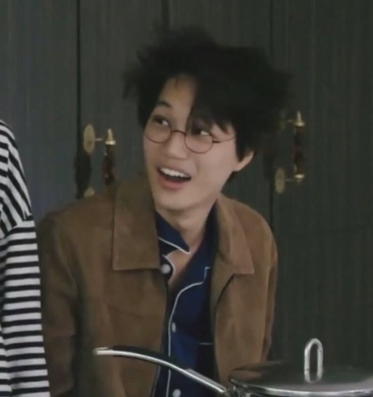 CHANSOOperior's tweet photo. whats up with exo and their messy ass hair 🤣🤣🤣🤣

#EXO @weareoneEXO @exoonearewe #OBSESSEDwithEXO #EXODEUX @B_hundred_Hyun @layzhang https://t.co/QLzb88rZs7