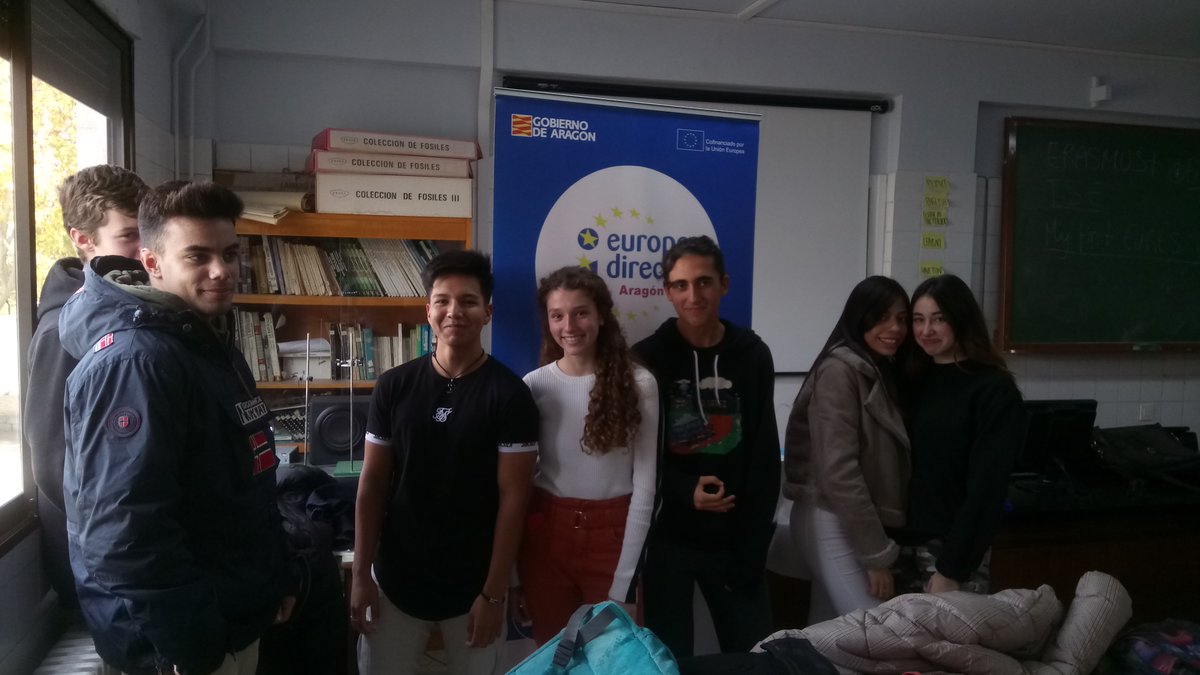 EuropeDirectAra's tweet photo. Agradecer a profesorado y alumnado del @IESGOYA por la atención recibida en nuestras charlas sobre la #UE de este martes 🇪🇺👉😉 #UErules https://t.co/kU5f9Eq2HR