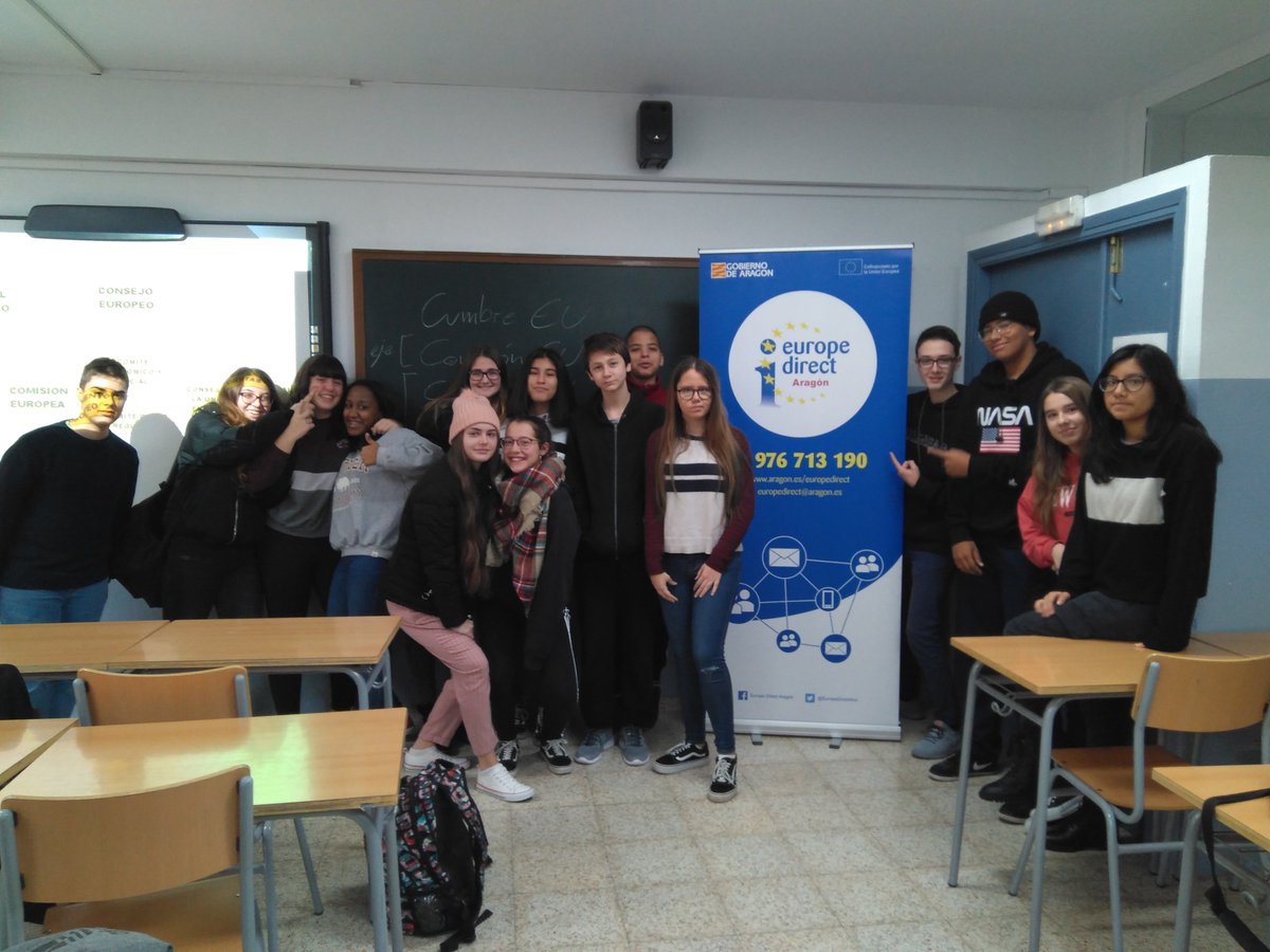 EuropeDirectAra's tweet photo. Agradecer a profesorado y alumnado del @IESGOYA por la atención recibida en nuestras charlas sobre la #UE de este martes 🇪🇺👉😉 #UErules https://t.co/kU5f9Eq2HR