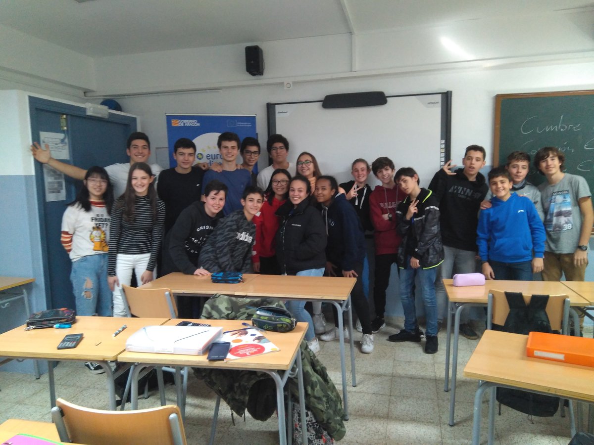 EuropeDirectAra's tweet photo. Agradecer a profesorado y alumnado del @IESGOYA por la atención recibida en nuestras charlas sobre la #UE de este martes 🇪🇺👉😉 #UErules https://t.co/kU5f9Eq2HR