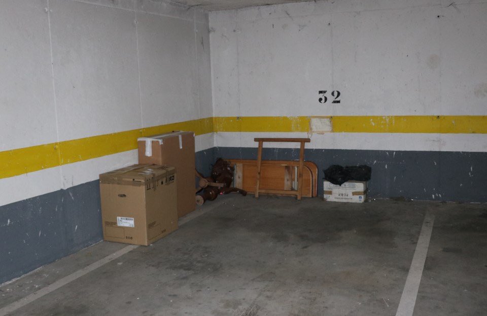 Esto no es nada comparado con lo que vivimos en los edificios de Leopoldo Alas Clarín. Lavadoras, coches desguazados, trapicheos. No podemos más, estamos hartos de sufrirlo a diario 

Fotos de <a href="/AlcalaHoy1/">AlcalaHoy</a> (no hacemos más fotos por miedo a ser vistos y las represalias)