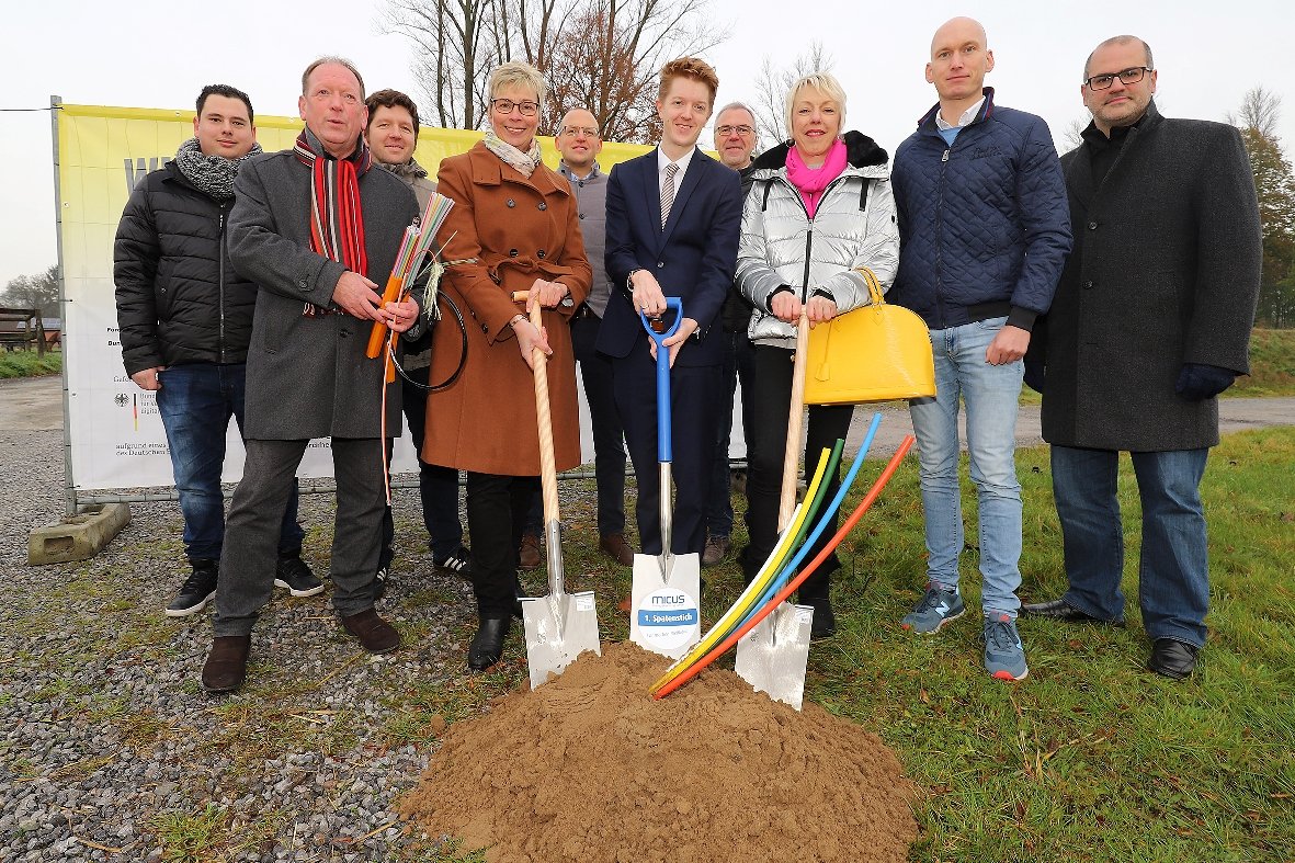 MICUS_D's tweet photo. Spatenstich zum #Gigabit-Ausbau in #Holzwickede (Kreis Unna). #MUENET erschließt mit Fördergeldern die unterversorgten Haushalte, Schulen und Gewerbe. MICUS hat die Gemeinde zur Beantragung der Förderung und im Vergabeverfahren beraten. @Gigabit_NRW #Breitband #Breitbandausbau https://t.co/wRZe8Nfz4r
