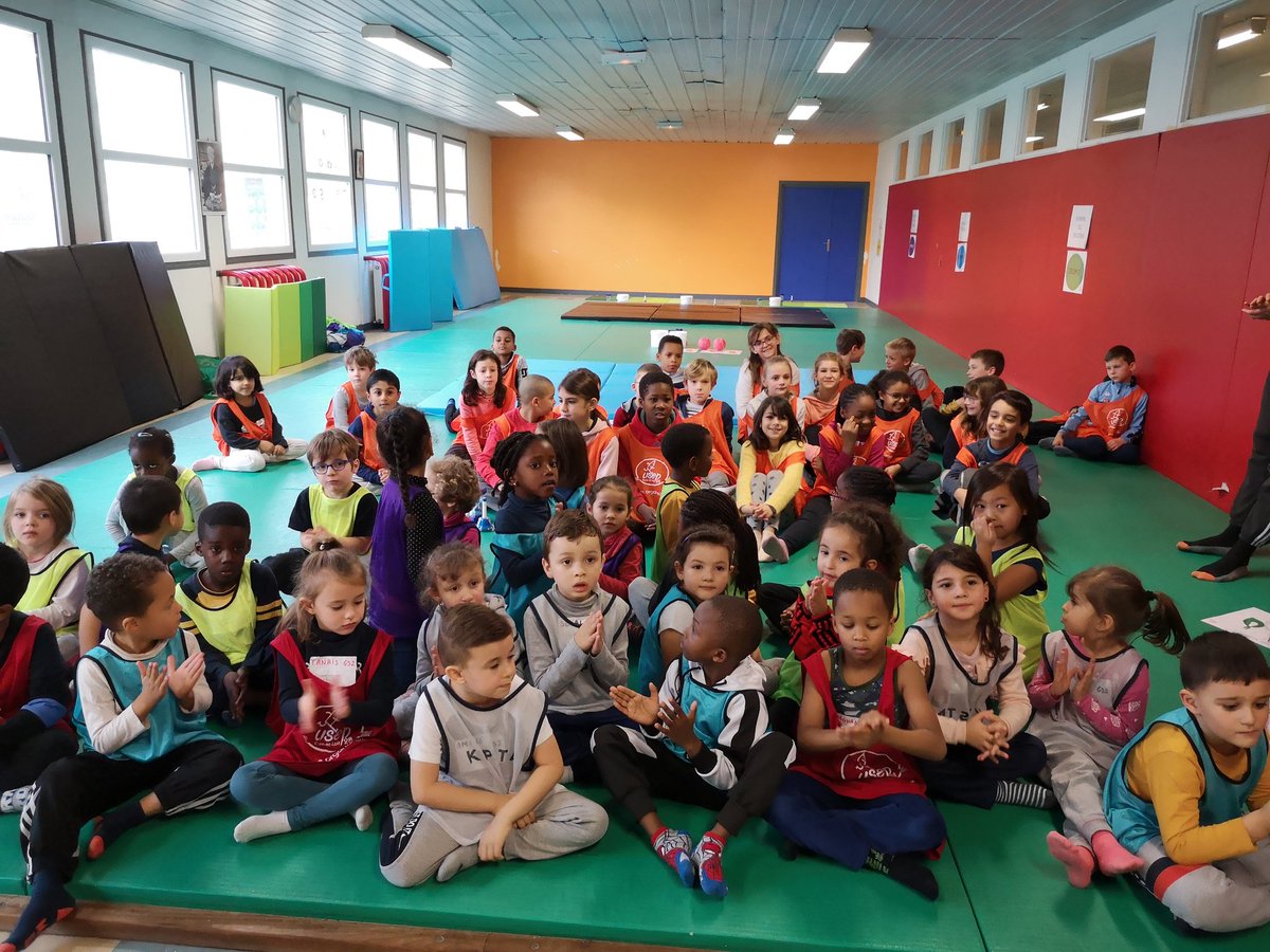 USEP28EetL's tweet photo. Rencontre #USEP jeux d'opposition maternelle.
3 classes de Chartres, Lucé pratiquent pour le + grand plaisir des enfants avec une classe organisatrice.
Rôles sociaux, jeux d'équipe, duels.
A l'USEP la maternelle entre en jeu !
#ElevesOrganisateurs
#LesValeurs
#OperationNationale https://t.co/qihpGFPhQu