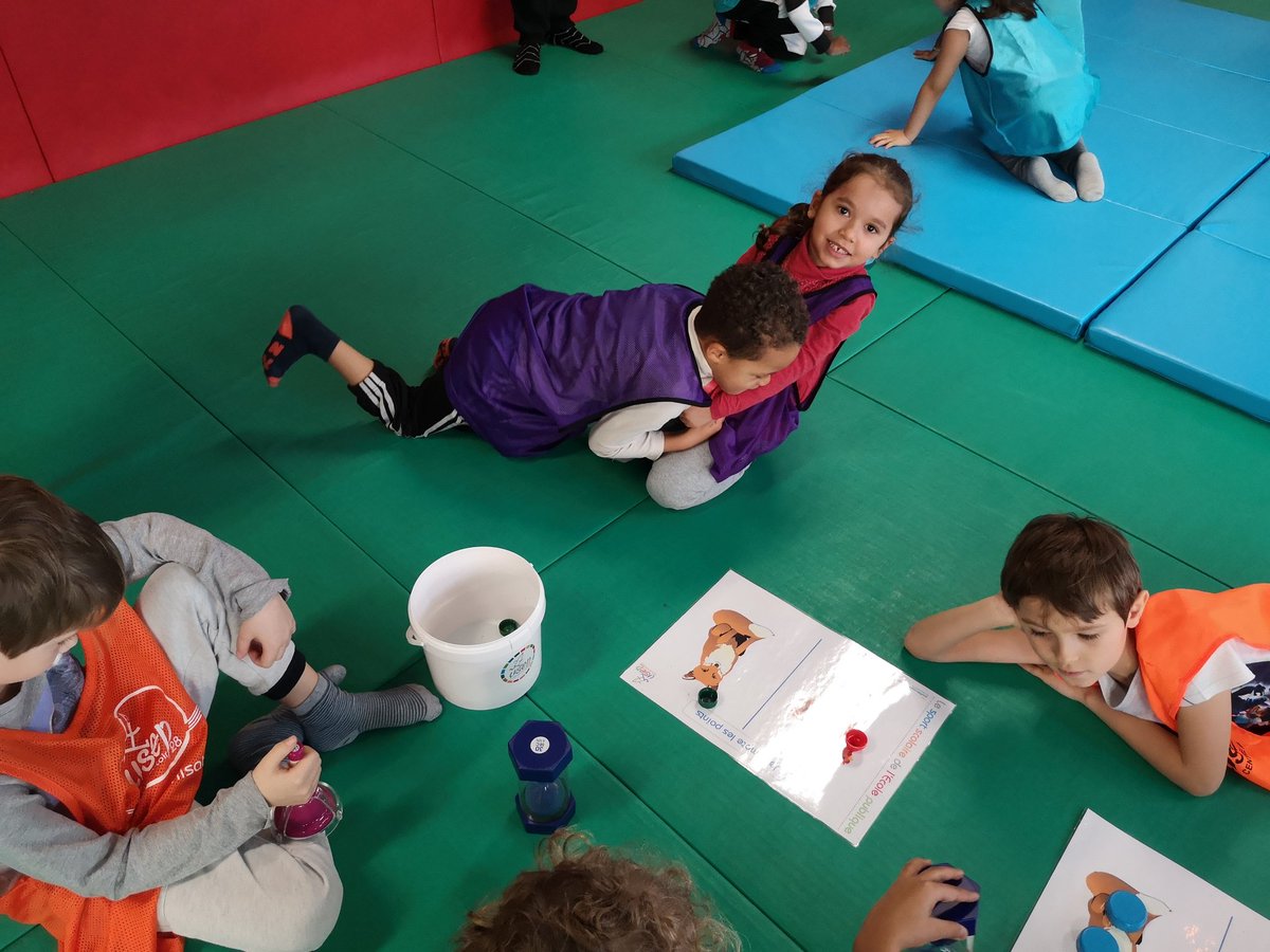 USEP28EetL's tweet photo. Rencontre #USEP jeux d'opposition maternelle.
3 classes de Chartres, Lucé pratiquent pour le + grand plaisir des enfants avec une classe organisatrice.
Rôles sociaux, jeux d'équipe, duels.
A l'USEP la maternelle entre en jeu !
#ElevesOrganisateurs
#LesValeurs
#OperationNationale https://t.co/qihpGFPhQu