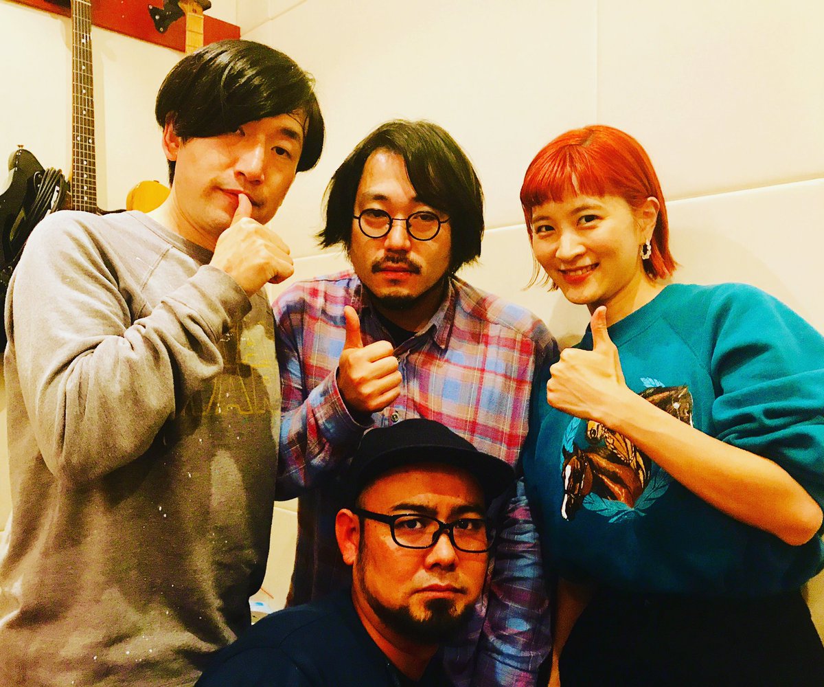seidotanaka's tweet photo. 違うアーティストに見えるかもやけどYeYeバンドリハでした。来年へ向けて、猛練習!
銀髪とスキンヘッドしたらもう黒髪でええかと思ってましたが赤髪羨ましく思いました!来年は色々変化していきます!!🌈
#yeyeba https://t.co/pbNDqr456C