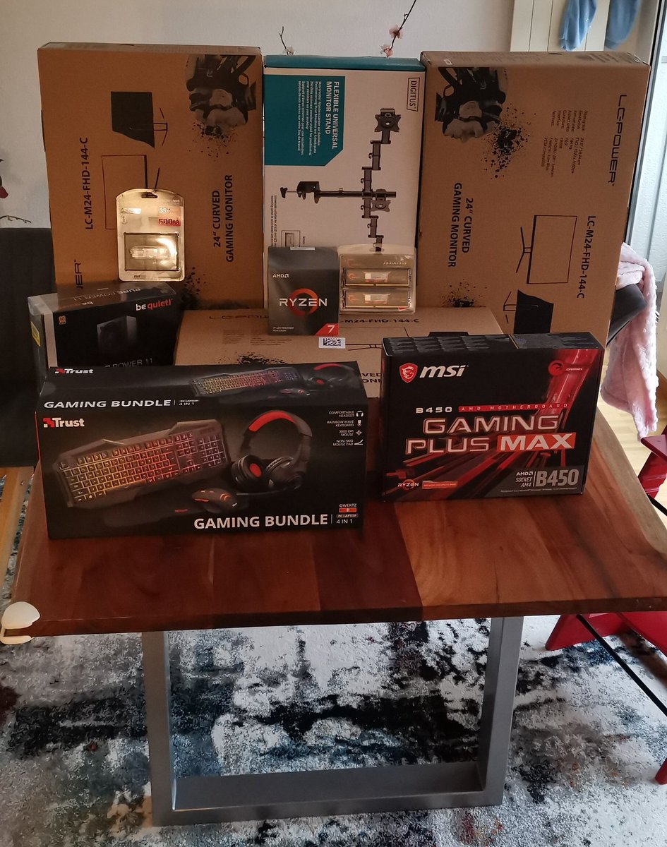 deno_624's tweet photo. Da mein Gehäuse und die Grafikkarte fehlen, zeig ich kurz vorm Aufbau den Stand. Was alles zum setup gehört. Wenn ihr wissen wollt wie es mit 3 Bildschirme aussieht folgt mir doch ✌🏼
#msi #streamer #streamerpc #StreamAcademy #SmallStreamersConnect #twitch #gaming #AMD #gaming https://t.co/otdsmkb6W3