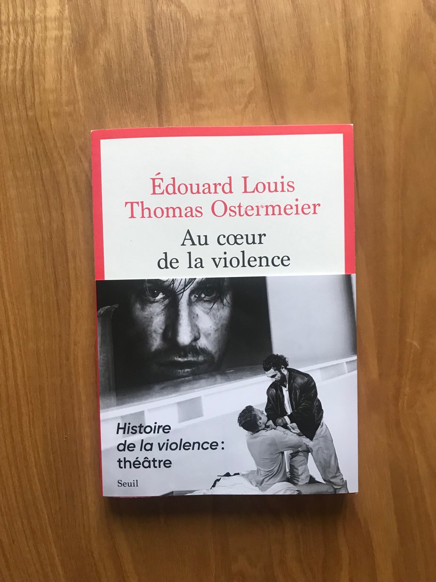 edouard_louis's tweet photo. Aujourd’hui paraît “Au cœur de la violence” au Seuil. 
En 2018 Thomas Ostermeier m’a proposé de travailler avec lui à Berlin pour son adaptation d’Histoire de la violence. Nous publions le texte de la pièce tirée de ce travail, avec des photos de sa superbe mise en scène. https://t.co/Iejr2CmUsZ