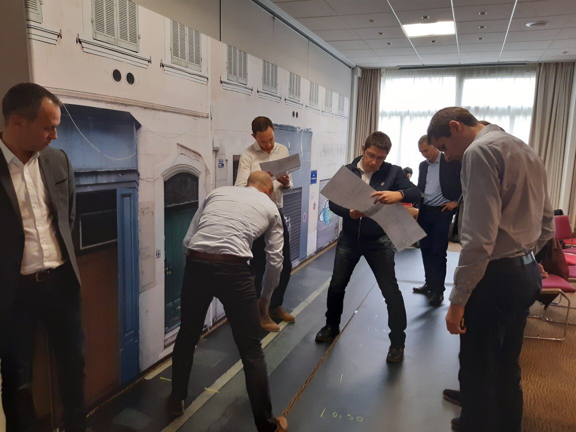 DoussaudH's tweet photo. Atelier marquage : savoir lire la cartographie, repérer les réseaux et les marquer au sol avant d’entamer les travaux, ça s’apprend ! 
#endirect des Assises de la Sécurité à #Limoges avec @GRDF 
#SOGRDF https://t.co/M2Cj2UvSXw