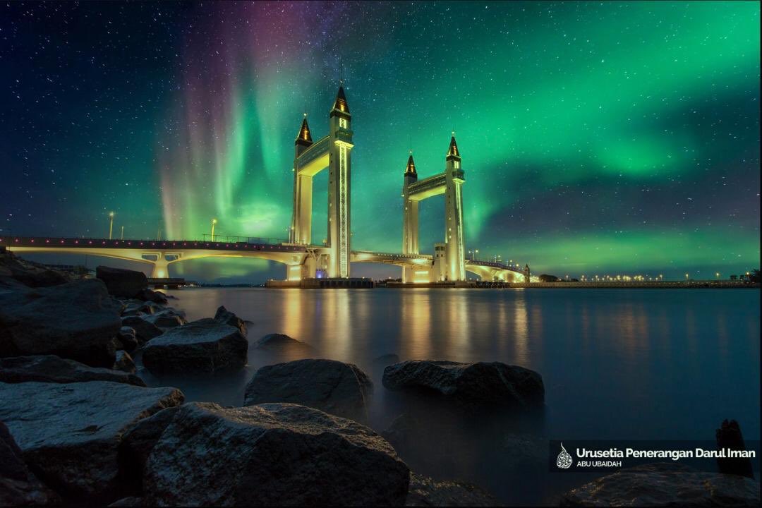 manarianz5's tweet photo. Nak tengok Aurora? Tak payah susah-susah korang pergi New Zealand ke Australia, nah kat Terengganu pon ada... 😜 https://t.co/5Nl4rwfOyE
