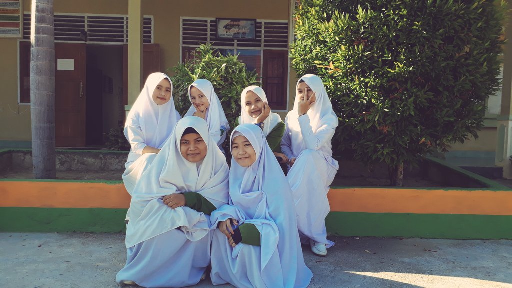 AnggiWu47029700's tweet photo. Kita semua akan berpisah entah itu karna cita" maupun ajal. Yang pastinya semoga kita tetap saling mengenal dan bertegur sapa saat kita tak lagi sedekat ni nantinya..
#SmkKesehatanUnaaha
#Generasi12
#2019_me_friends
-daya-puspita-juni-sulis-yuli https://t.co/wA5UB2dLiz