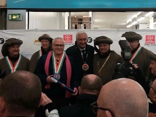Duisit3's tweet photo. 3eme jour du festival des produits laitiers au Marche de Rungis avec ce matin des intronisations par Stéphane Layani dont Alain Martinez une figure du marché par le guilde internationale des fromagers. Groupama Paris partenaire @GroupamaPVL @lefortdeshalles @marchederungis https://t.co/5V4oSaYADp