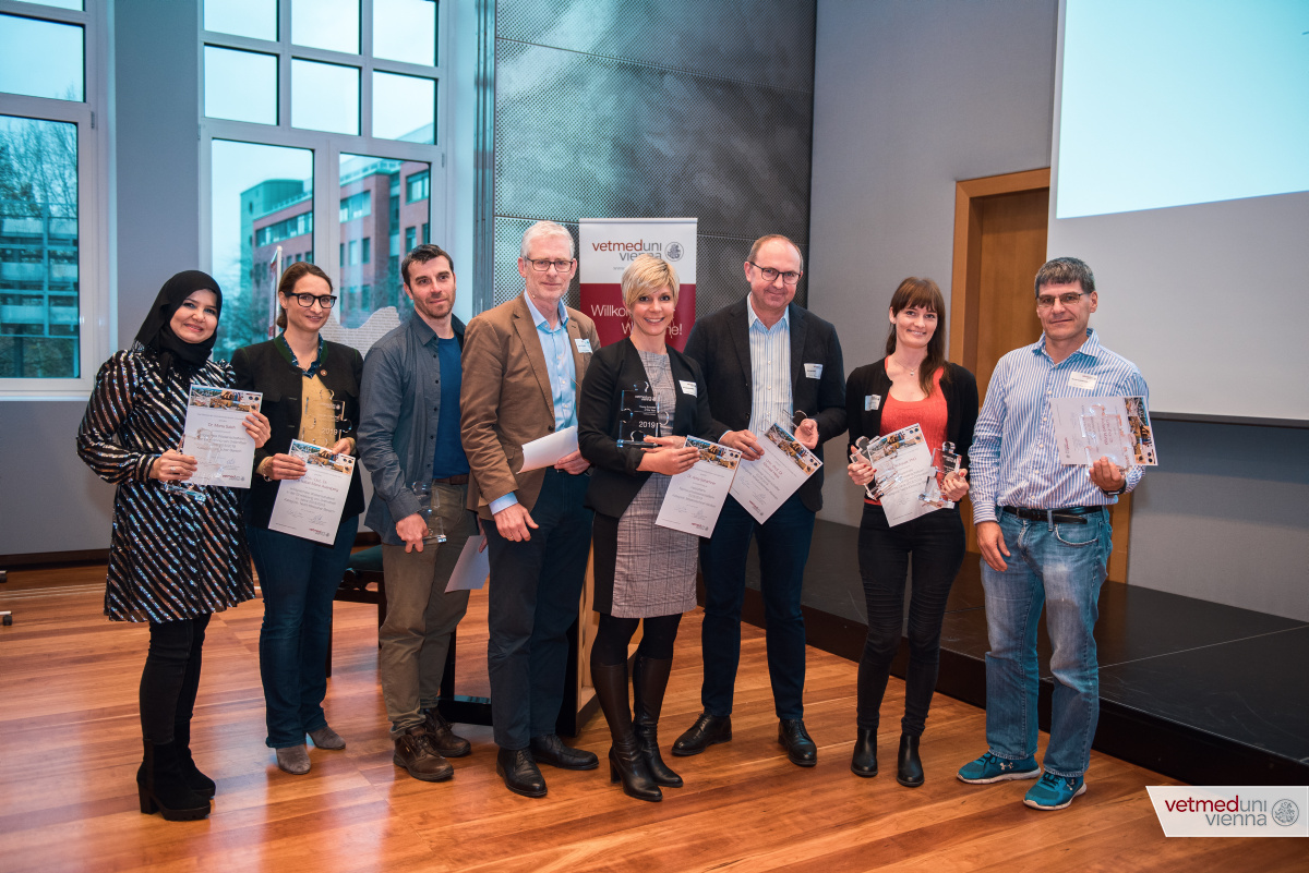 VetmeduniVienna's tweet photo. Rückblick auf den "#ScienceDay2019 – Das Wissenschaftsfest der @VetmeduniVienna" mit Keynote-Speaker Nuno Maulide und jede Menge stolzer PreisträgerInnen👍
Alle Infos auf einen Blick unter 👉 https://t.co/BivmGrbeGZ
Fotos © Thomas Suchanek/Vetmeduni Vienna
@MaulideLab https://t.co/nuxCJHeQm4