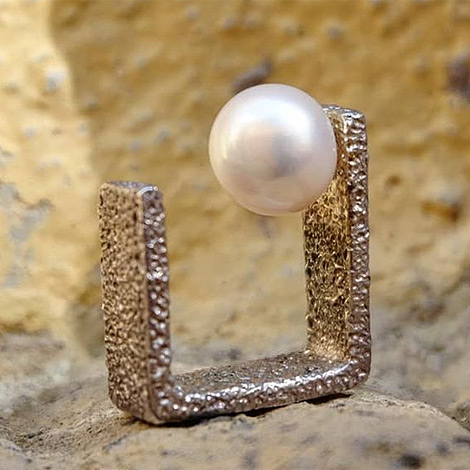 Unique Christmas presents.
Contemporary jewellery from leading Italian designers at 
158Studio in Sorrento.
friendsofsorrento.co.uk/2019/11/158-st…