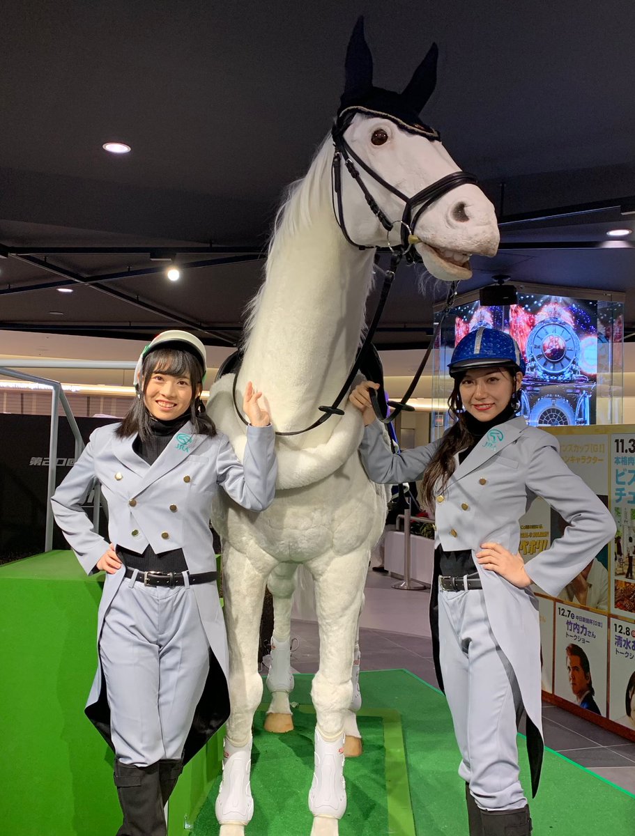 Dela 今田希 今日はお仕事で初めて燕尾服を着ました 馬がとってもリアル イベントコンパニオン イベコン キャンペーンガール