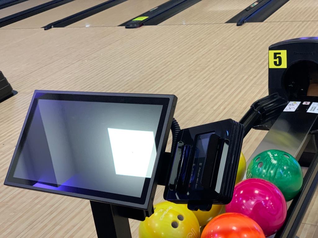 Découvrez en images notre dernière installation chez notre client, dans un bowling qui vient d'ouvrir ses portes

Nouvellement équipé de 9 tablettes pistes offrant la possibilité à ses clients de commander des boissons et de régler par CB pendant leur partie de bowling

#Bowling