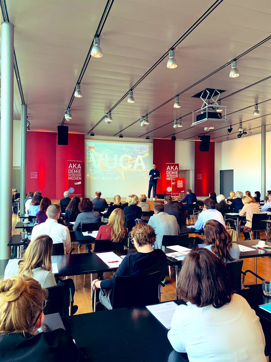 FindTina's tweet photo. Der Papagei unter den Pinguinen - Toller Impulsvortrag von @gabrealness zu #FutureLearning im eigentlich eher konservativen Finanz- und Banking-Business! #nosuitneeded! Spannender Case der @OstseeSparkasse https://t.co/7yxoEKPDWS
