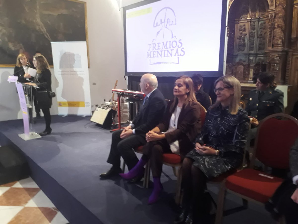 DelegGobGAL's tweet photo. @conJavierLosada @parador @DelGobVG @guadigalego @Valedordopobo @policia @guardiacivil La directora del #CEXeF de la @UDC_gal, @TeresaPineiro, recoge el Premio #Meninas que ha obtenido el Centro de Estudos de Xénero por coordinar y difundir estos estudios además de constituir un importante espacio de investigación en la materia.
#MeninasGalicia #25N @DelGobVG https://t.co/5soYXUcLc2