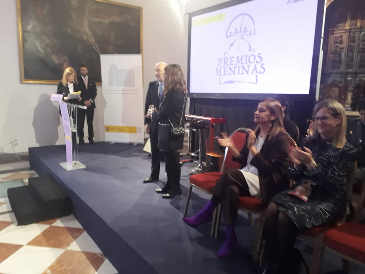DelegGobGAL's tweet photo. @conJavierLosada @parador @DelGobVG @guadigalego @Valedordopobo @policia @guardiacivil La directora del #CEXeF de la @UDC_gal, @TeresaPineiro, recoge el Premio #Meninas que ha obtenido el Centro de Estudos de Xénero por coordinar y difundir estos estudios además de constituir un importante espacio de investigación en la materia.
#MeninasGalicia #25N @DelGobVG https://t.co/5soYXUcLc2