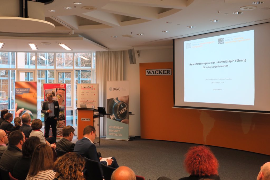 TransferPlus18's tweet photo. Jetzt steht der erste Impulsvortrag des Tages auf dem Programm: Prof. Dr. Stephan Kaiser (Universität der Bundeswehr München, @PmO_UniBW) spricht zu „Herausforderungen einer zukunftsfähigen Führung für neue Arbeitswelten“. #transferplus #inqa https://t.co/meglhx9x3r