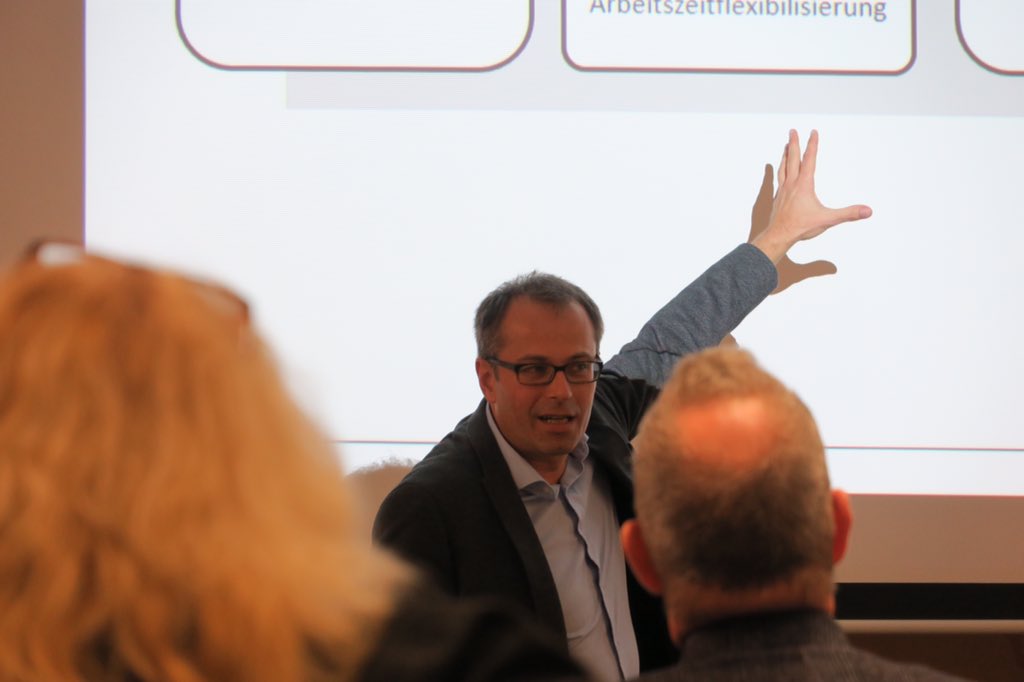 TransferPlus18's tweet photo. Jetzt steht der erste Impulsvortrag des Tages auf dem Programm: Prof. Dr. Stephan Kaiser (Universität der Bundeswehr München, @PmO_UniBW) spricht zu „Herausforderungen einer zukunftsfähigen Führung für neue Arbeitswelten“. #transferplus #inqa https://t.co/meglhx9x3r