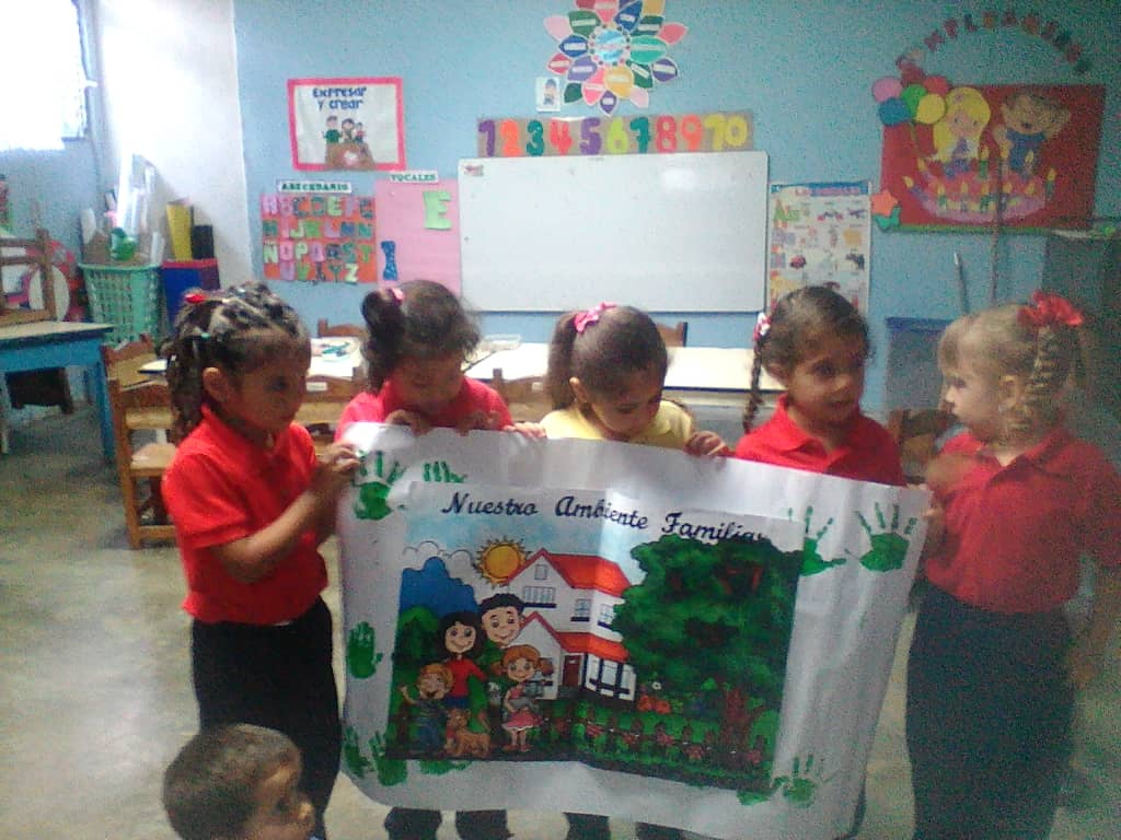 ENMarianoPiconS's tweet photo. La Familia. Creación de afiches. Construcción de conceptos. Cárdenas- Táchira.@ZETachira @divceup @MPPEDUCACION @charlychaves @ClifpC @psuvaristobulo @SalaTachirazet @01Ptmstachira @deportezet @ZonaEducTachira @Circuitoseduzet @DRCEE_Tachira @CINICIALTACHIRA @BolivarianasZET https://t.co/YzBijI91hC