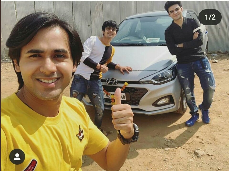 Pic- When raghav got a new car'Coincidentally matching'Randeep-yellow with batchesRaghav- black&whiteSanjay being a mix of both- yellow,black,white,batchesYudkbh wale plan karke sab karte hai ya apas mai coincidence khelne mai maza aata hai #YehUnDinonKiBaatHai