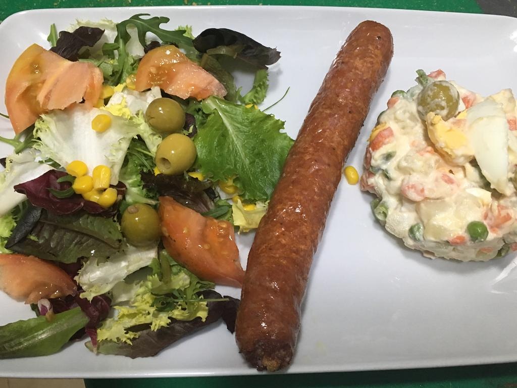 caldascafebar's tweet photo. ¿No te apetece cocinar hoy? ¿Tienes poco tiempo para comer? Acercate a un #cafebarcaldas 👌 y prueba uno de nuestros platos combinados: sencillo pero rico 😉.
.
#elprat #elpratdegustal #ricorico #combinados #ensaladillarusa #salchichas #bar https://t.co/nOrEpKjHfk