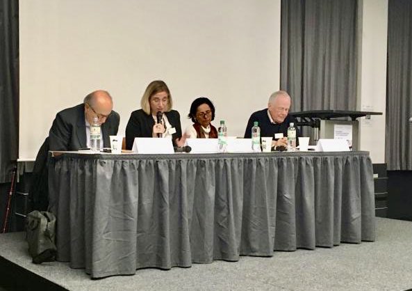 KBirkeDaniels's tweet photo. Ayer inaugurábamos el 2 o Simposio sobre el proceso de paz en Colombia que organizamos junto con la @goetheuni en Frankfurt. Que honor de estar moderando a Daniel Pécaut, Luz Marina Monzón y Tom Königs #Fescol #paz #memoria #FES https://t.co/dDSbddsK4l